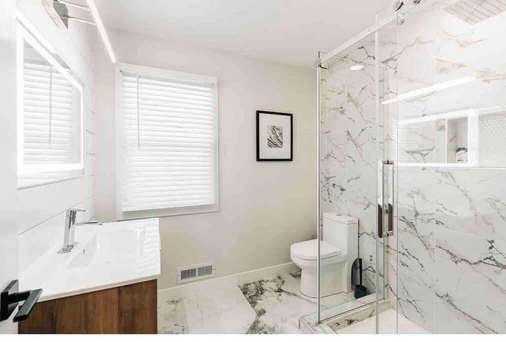 Beautiful Luxury Home Freshly Renovated With Big Yard, Seating & Grill Pad Cottage Grove Exteriör bild